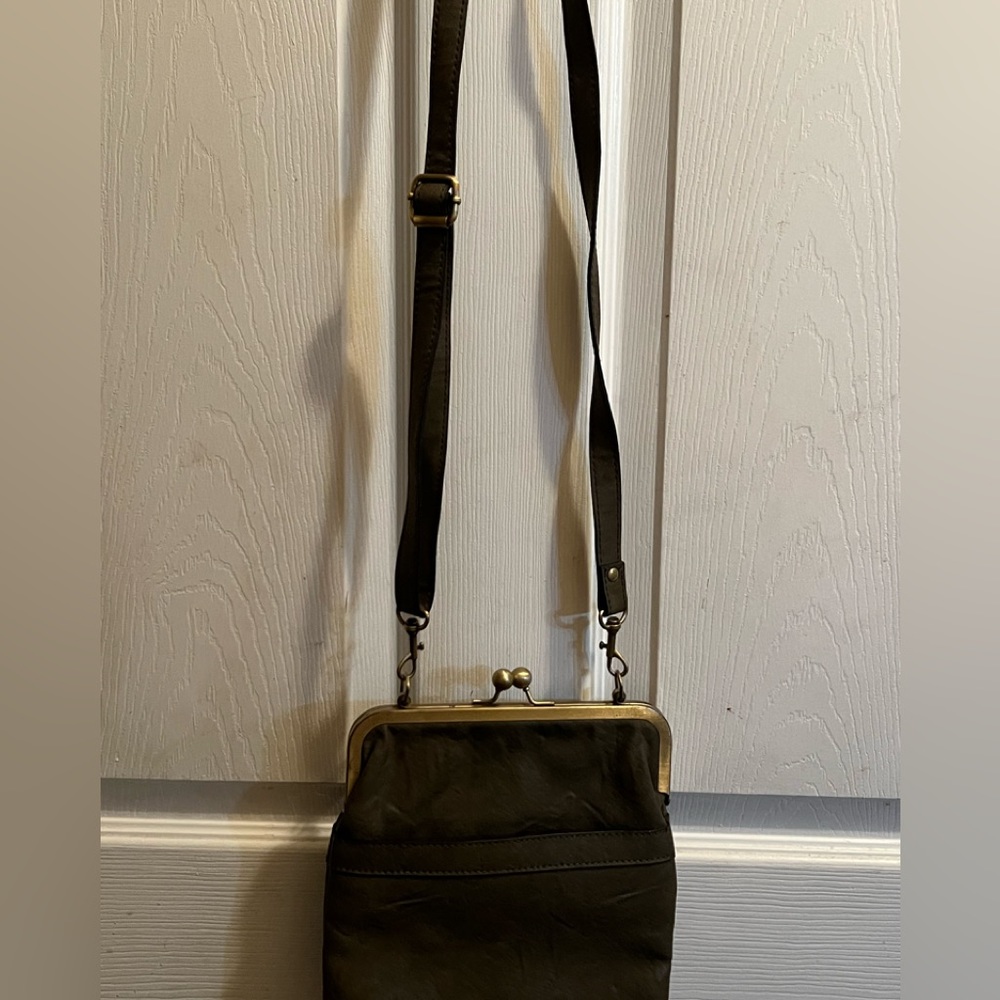 Kiss lock crossbody bag